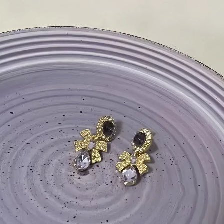 signe de raffinement
accent vintage
boucle sophistiquée
délicatesse nouée
symbole d’élégance
bijou attachant