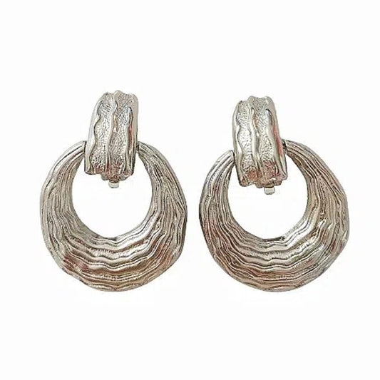 féminité tranchée
ligne assumée
modernité sculptée
geste affirmé