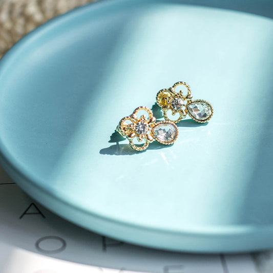 larme précieuse
éclat baroque
onde ancienne
bijou opulent
perle du temps
souffle baroque