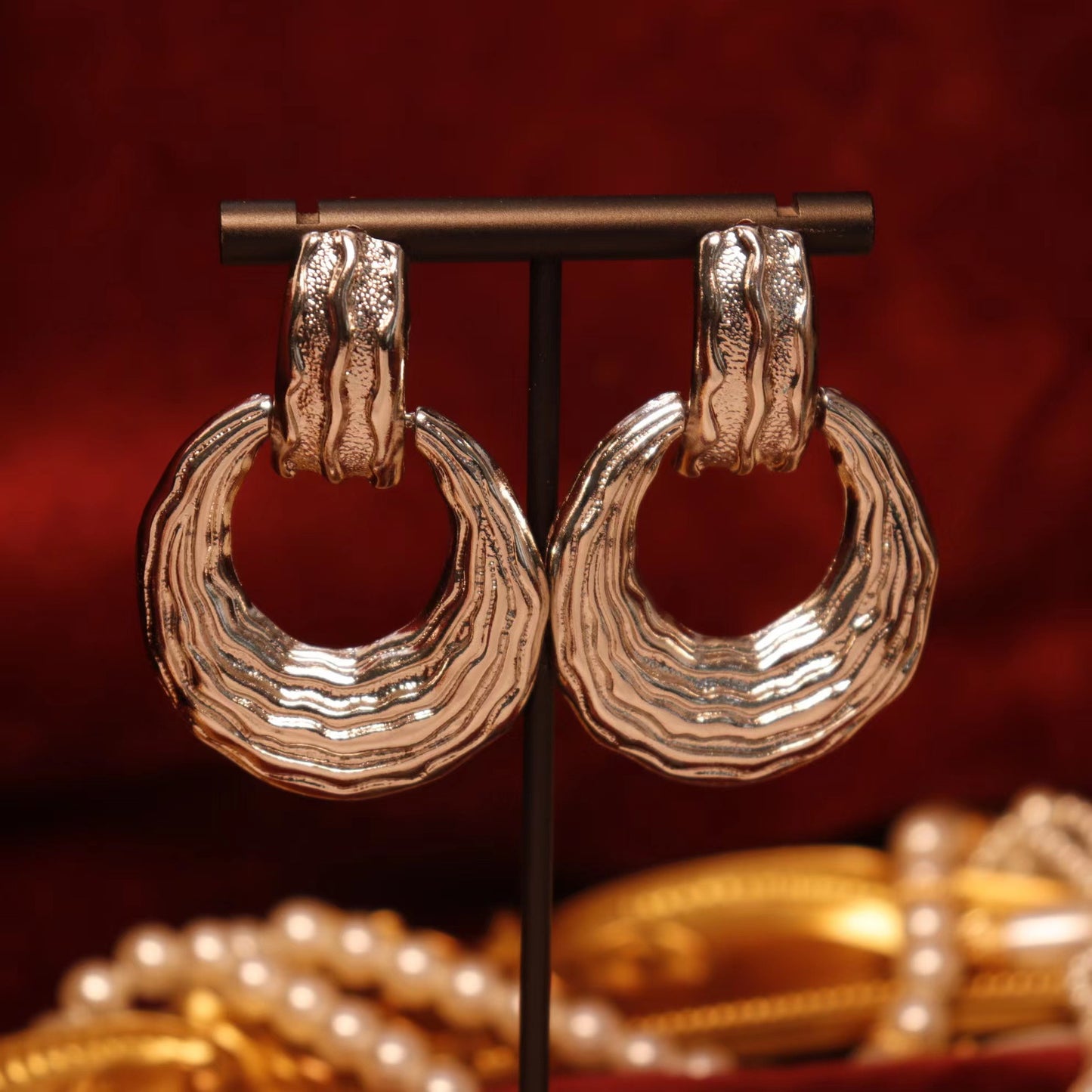 force dessinée
cercle en tension
bijou graphique
audace en boucle