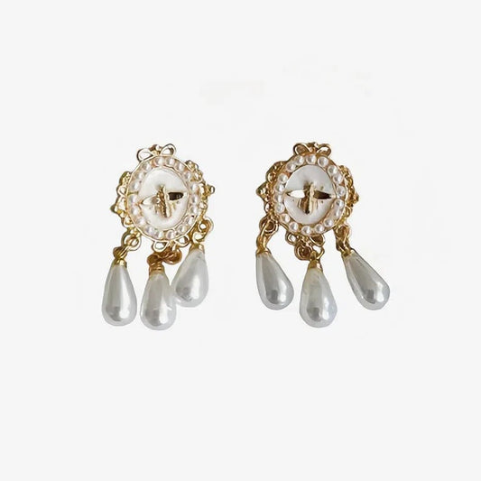 charme d’alcôve
lumière opaline
reflet secret
ambiance nacrée
perles rares
écrin précieux