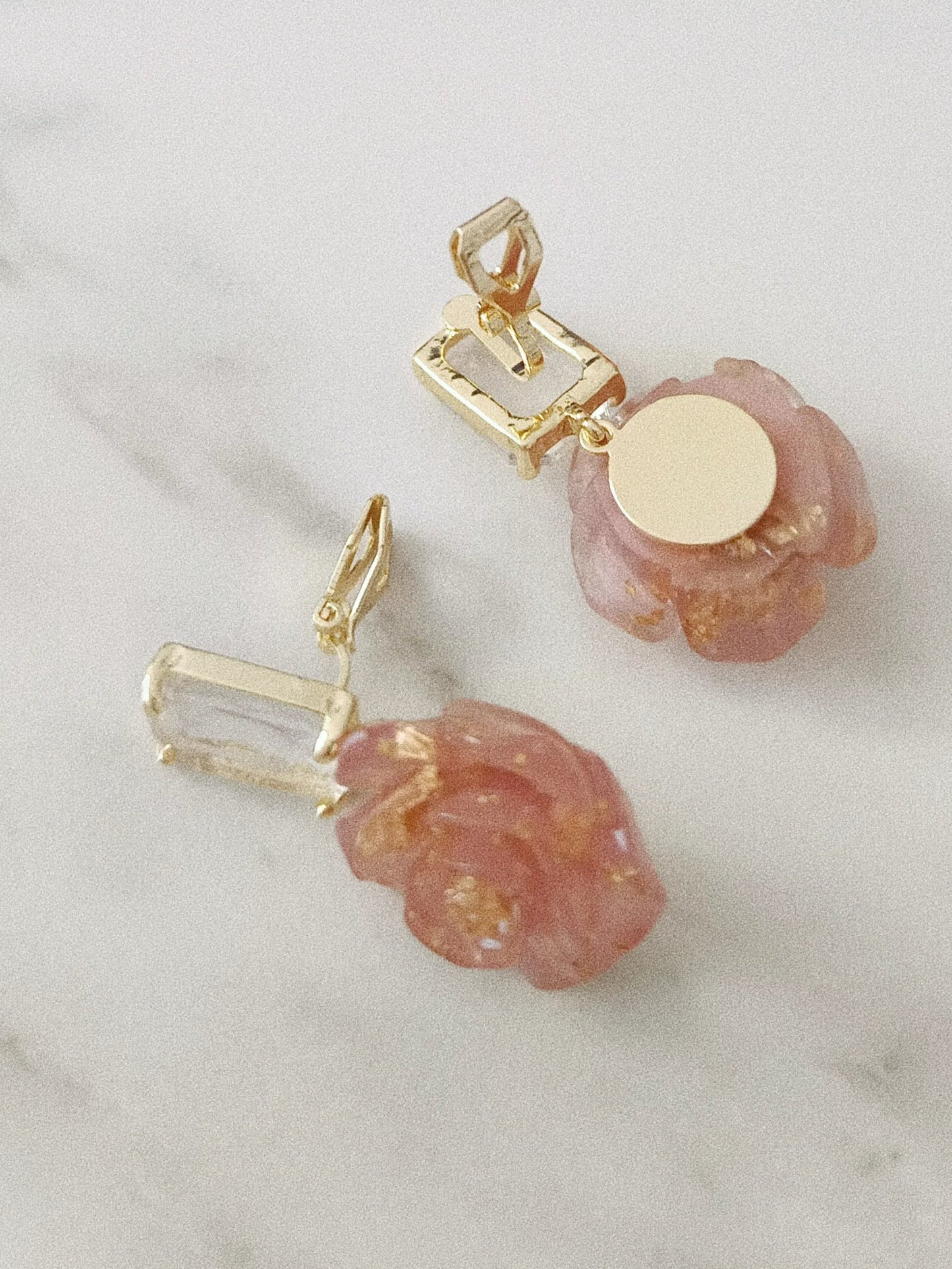 bouton glacé
gel précieux
hiver intérieur
velours froid
trace de givre