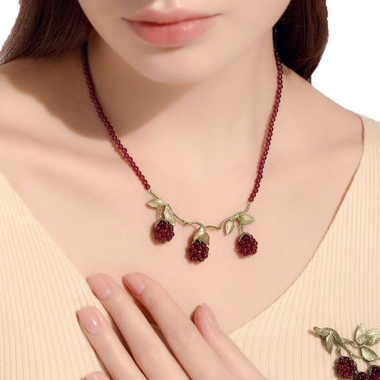 ensemble bijoux femme
bijou estival
broche florale
collier original fait main
bijou fruité
bijou inspiré de la nature