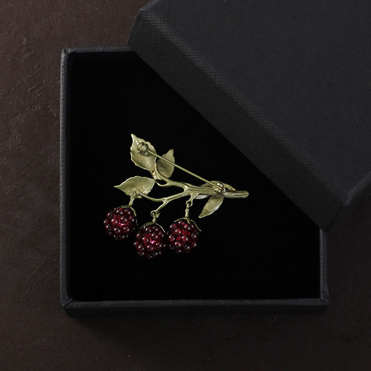 ensemble bijoux femme
bijou estival
broche florale
collier original fait main
bijou fruité
bijou inspiré de la nature