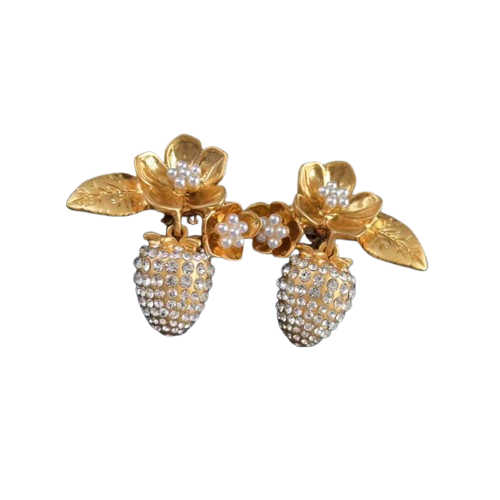 bijou fruité chic
boucles clips fraise dorée
cadeau pour elle
bijou estival
bijou fait main